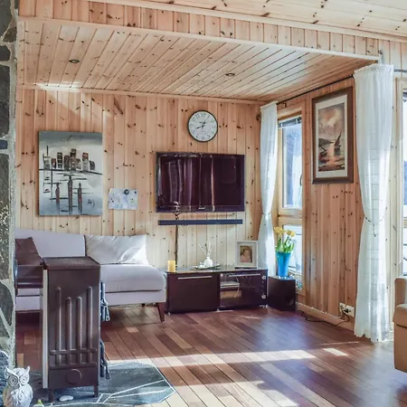 4 Bedroom Cozy In Holiday home
