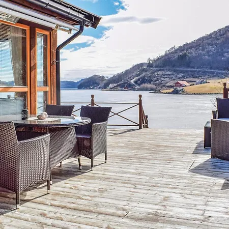 4 Bedroom Cozy In Farsund