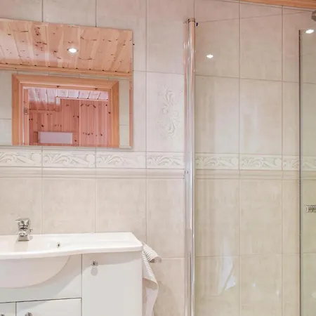 4 Bedroom Cozy In Prázdninový dům *
