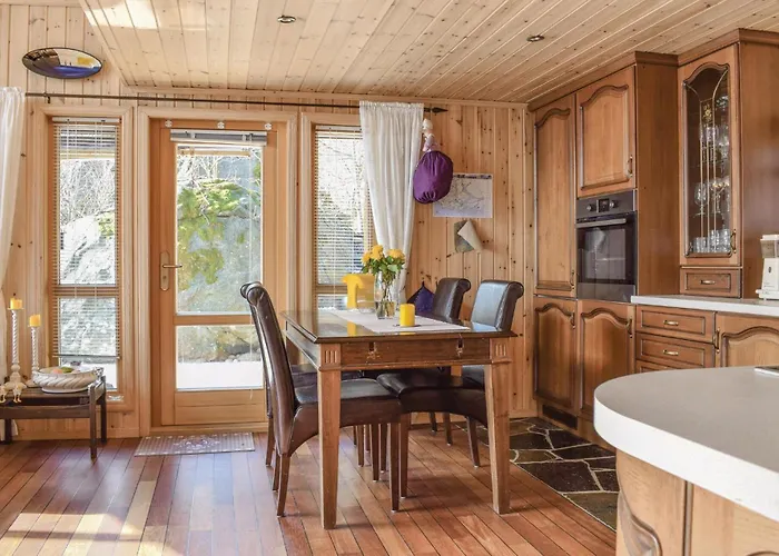 Дом отдыха 4 Bedroom Cozy In *