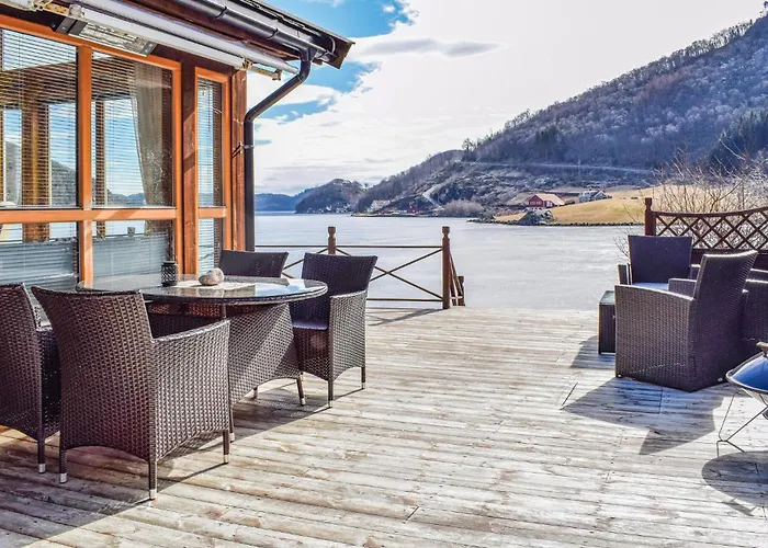 4 Bedroom Cozy In Farsund